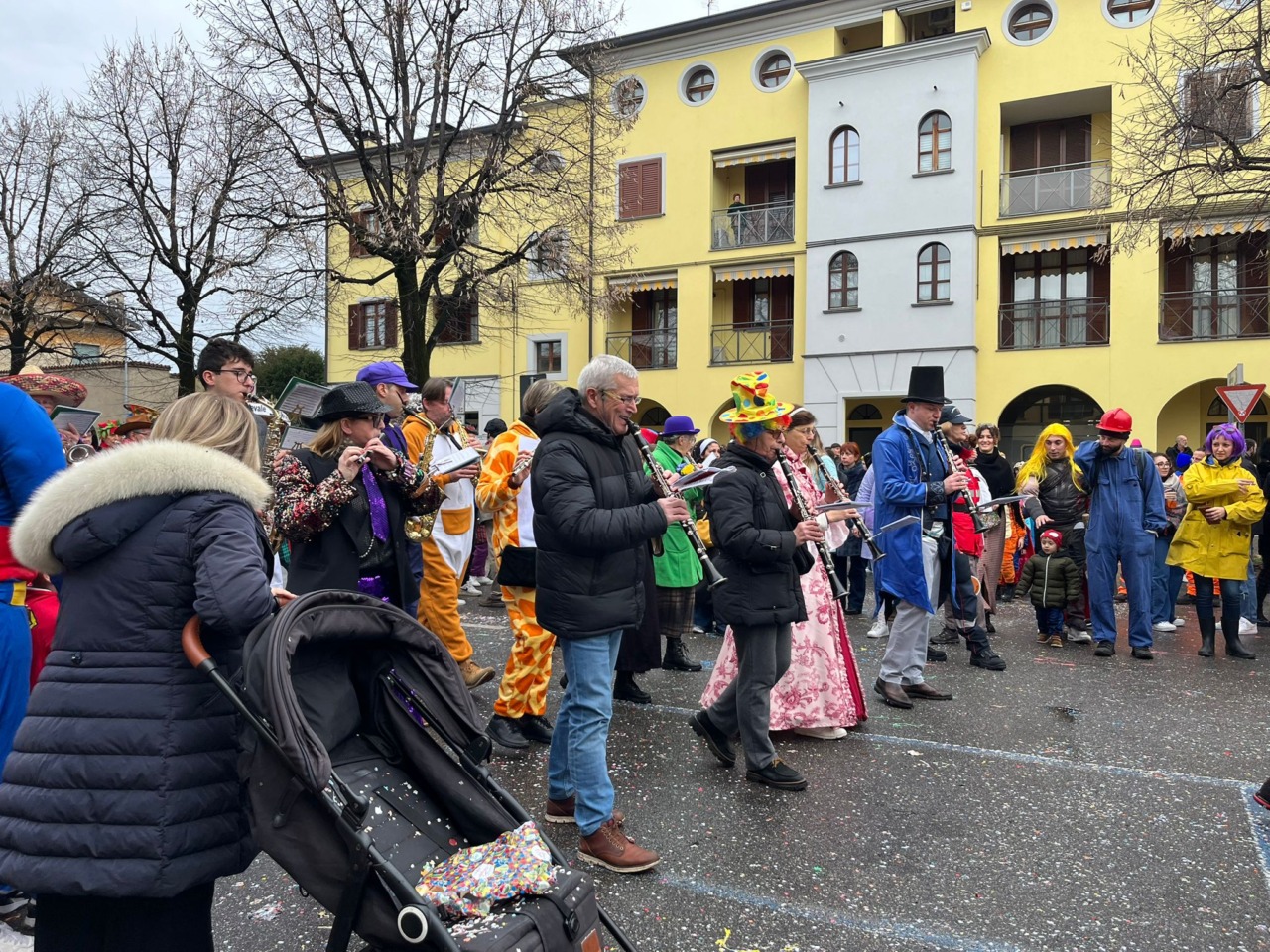 Pioggia e freddo non fermano il Carnevalone a Vaprio