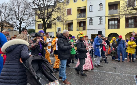 Pioggia e freddo non fermano il Carnevalone a Vaprio