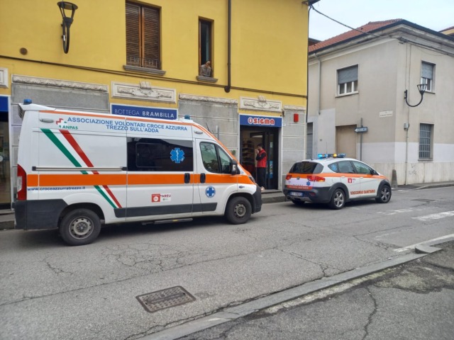 Anziana si sente male al supermercato: intervengono automedica e ambulanza