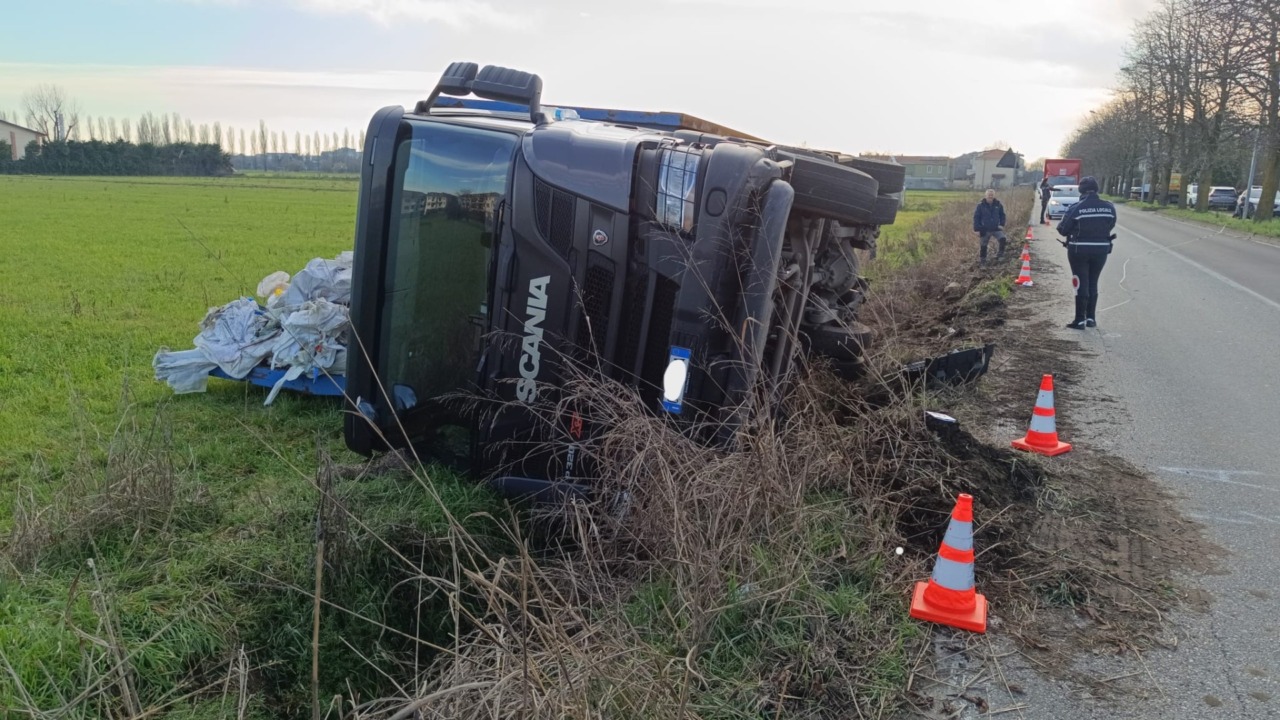 Mezzo pesante esce di strada e si ribalta in un campo