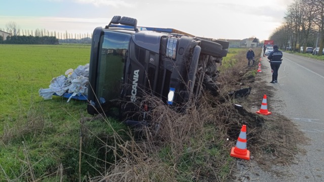 Mezzo pesante esce di strada e si ribalta in un campo