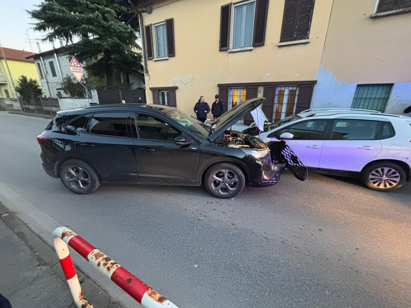 Lunghe code e strada chiusa per un violento scontro frontale tra due ...