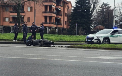 Scontro tra un’auto e una motocicletta lungo la Padana, ferito un cinquantenne
