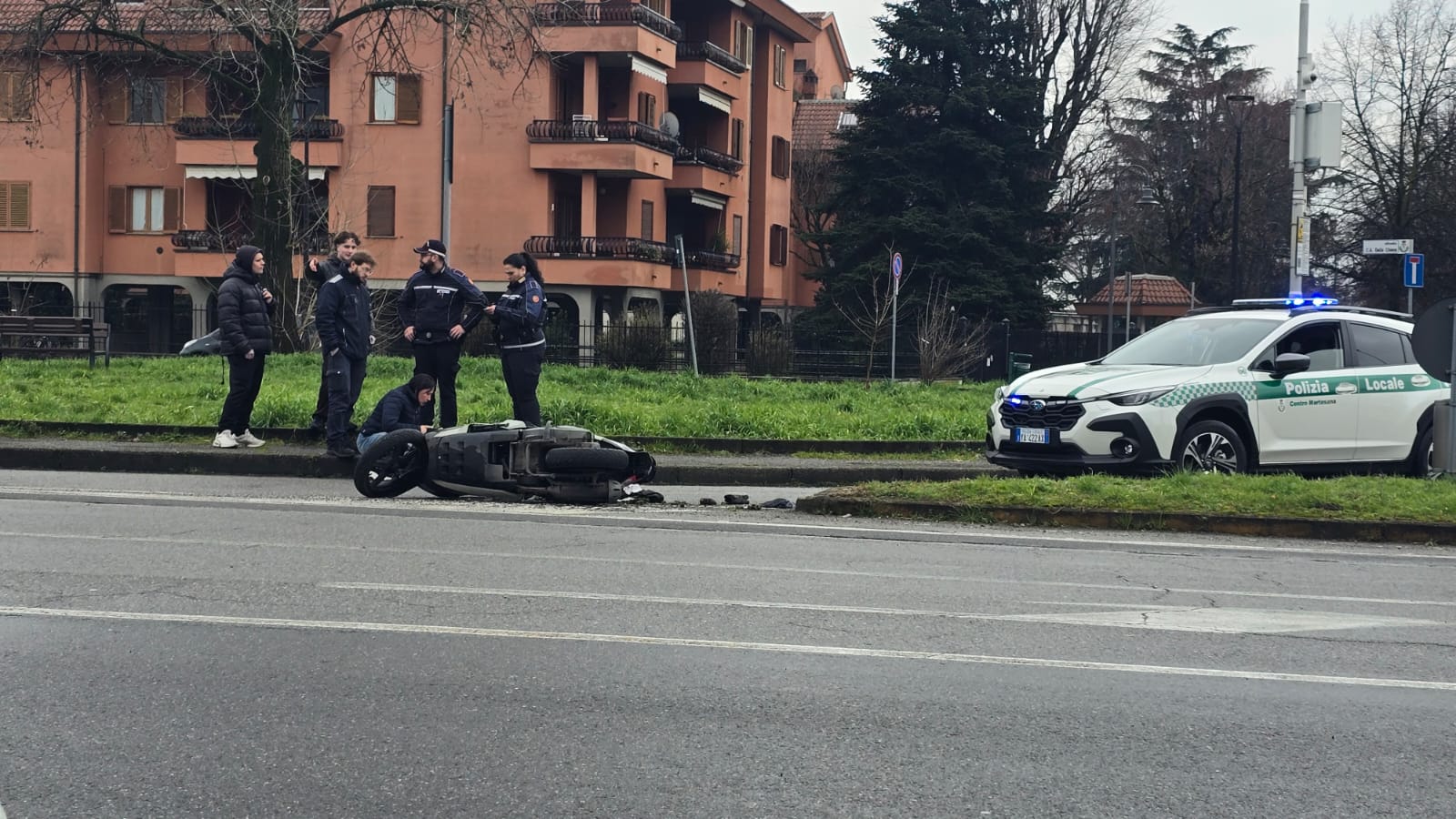 Scontro tra un'auto e una motocicletta lungo la Padana, ferito un ...