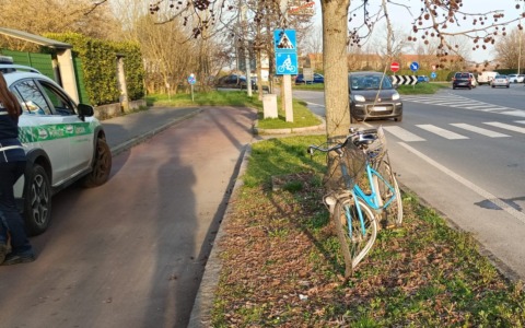 Ciclista investito da un’auto cade a terra e sbatte la testa
