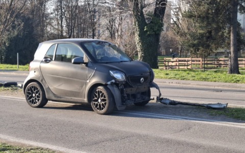 Guarda il navigatore, si distrae e si schianta contro un albero