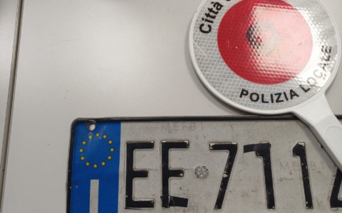 Modifica la targa con il nastro isolante: denunciato e auto sequestrata