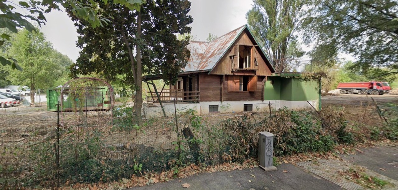 Chalet abbandonato utilizzato come ritrovo di sbandati: sarà abbattuto