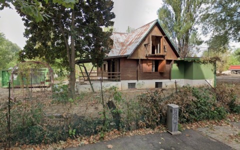 Chalet abbandonato utilizzato come ritrovo di sbandati: sarà abbattuto