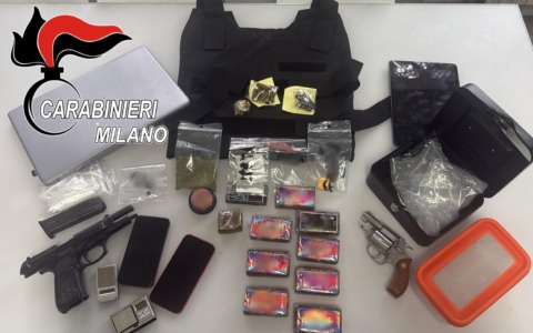 In casa aveva droga, pistole rubate, cartucce e un giubbotto antiproiettile: arrestato un 19enne