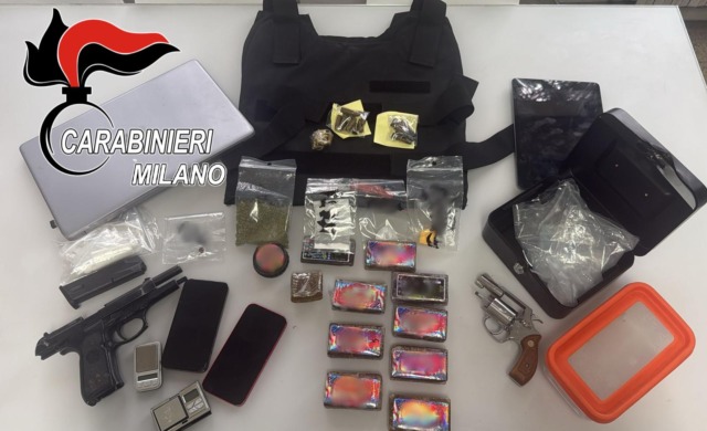 In casa aveva droga, pistole rubate, cartucce e un giubbotto antiproiettile: arrestato un 19enne