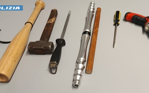 Presta l’auto a un’amica che poi va in giro a fare furti: nel bagagliaio una mazza da baseball e arnesi da scasso