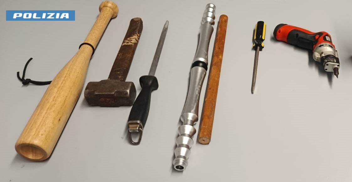 Presta l’auto a un’amica che poi va in giro a fare furti: nel bagagliaio una mazza da baseball e arnesi da scasso