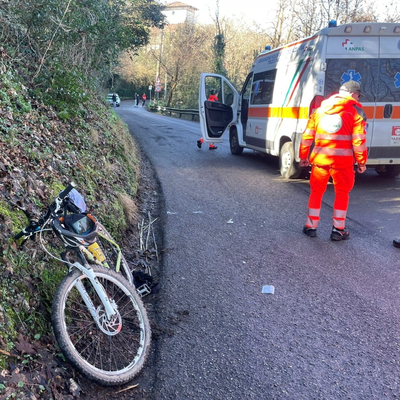 Ciclista in arresto cardiaco: salvato dall’intervento di cittadini e Polizia Locale