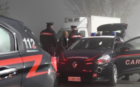 Non si ferma all’alt dei Carabinieri, inseguito e arrestato: era su un’auto rubata piena di arnesi da scasso