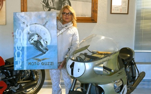 La pittrice che dipinge le auto sogno di ogni automobilista, vive a Capriate