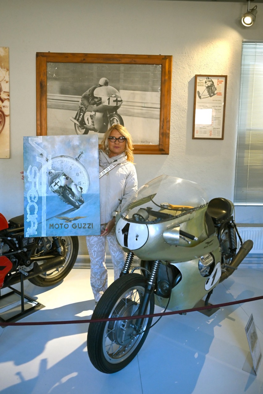 La pittrice che dipinge le auto sogno di ogni automobilista, vive a Capriate