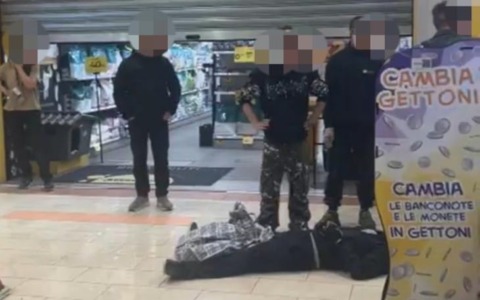 Rapinatore bloccato a terra dai clienti del centro commerciale VIDEO ESCLUSIVO
