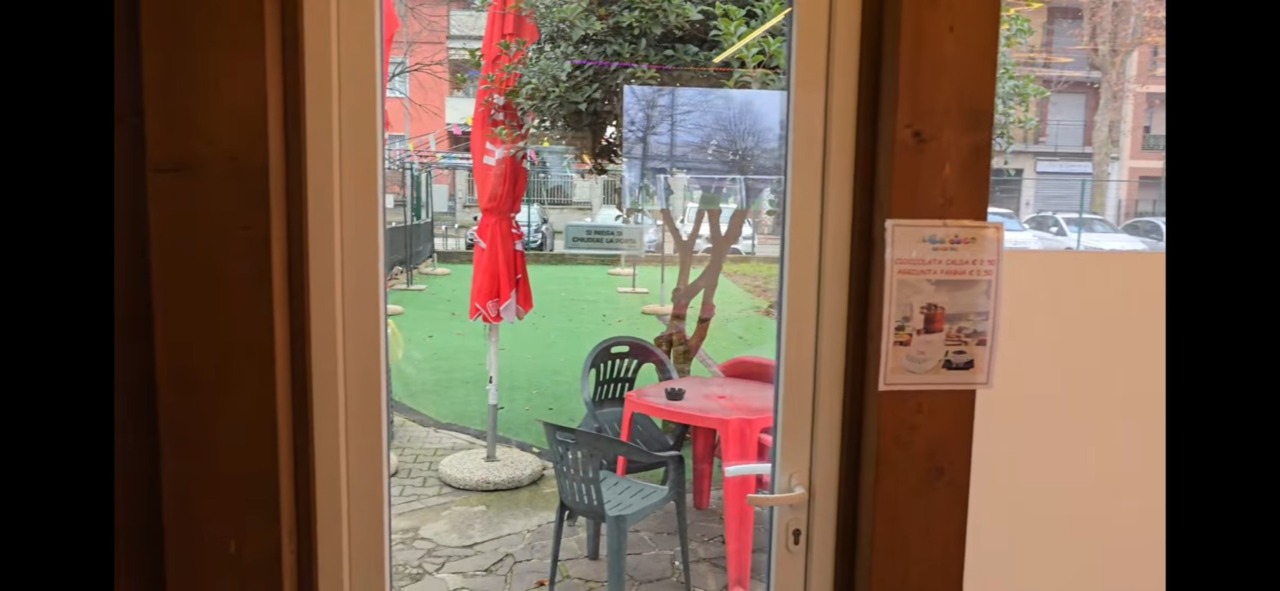 Baby vandalo prova a incendiare un tavolo del chiosco: “Ora basta”