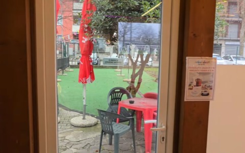 Baby vandalo prova a incendiare un tavolo del chiosco: “Ora basta”