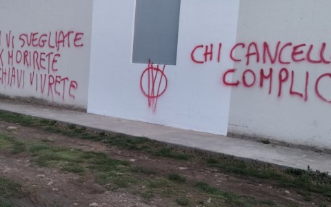 Scritte no vax sul muro del cimitero