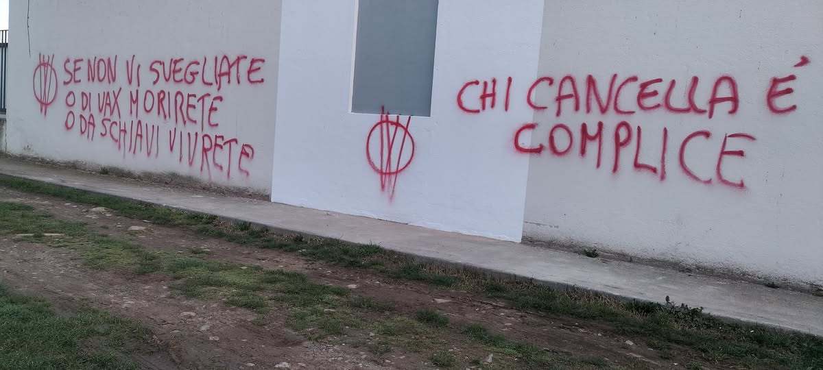 Scritte no vax sul muro del cimitero