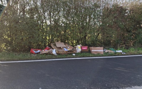 Discarica abusiva: cittadino scatta una foto all’incivile e aiuta la Polizia Locale a beccarlo