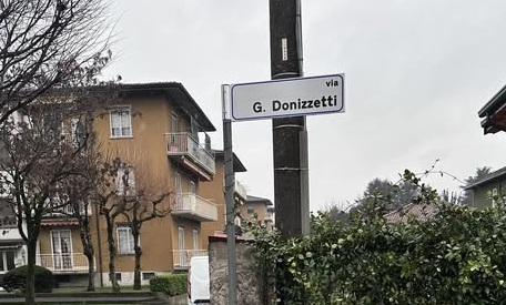 Nel cartello c’è una “zeta” di troppo. Subito corretto