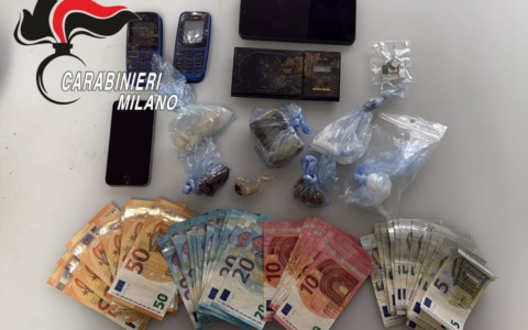 Spacciatore cerca di fuggire lanciando una grossa pietra contro i Carabinieri: arrestato