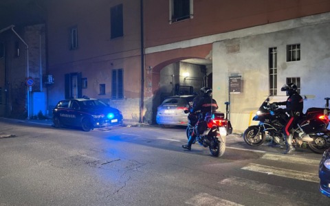 Sparati otto colpi di pistola durante la lite coi vicini: uno dei feriti è ancora in pericolo di vita