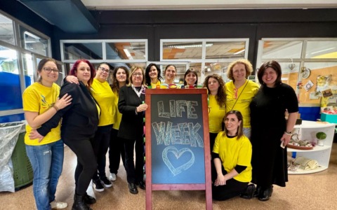 Sottosegretaria in visita a scuola, lo striscione degli studenti: “Benvenuta!”