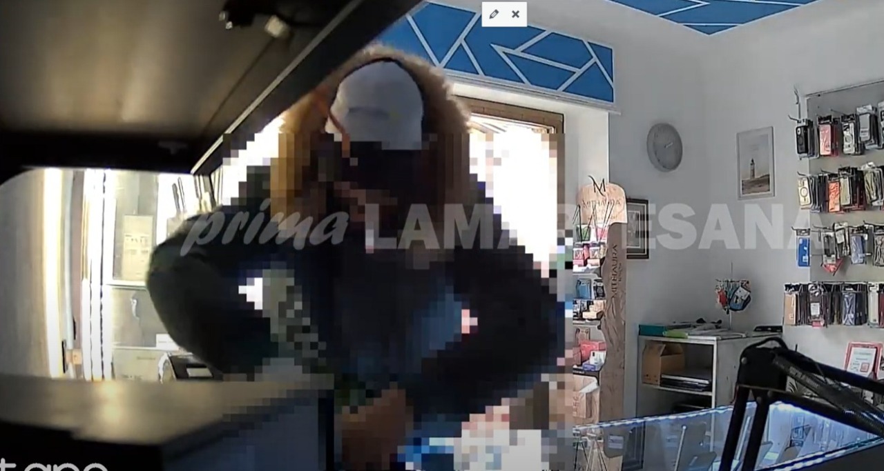 Furto in un negozio di telefonia in pausa pranzo: il VIDEO in diretta del crimine