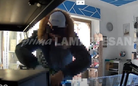 Furto in un negozio di telefonia in pausa pranzo: il VIDEO in diretta del crimine