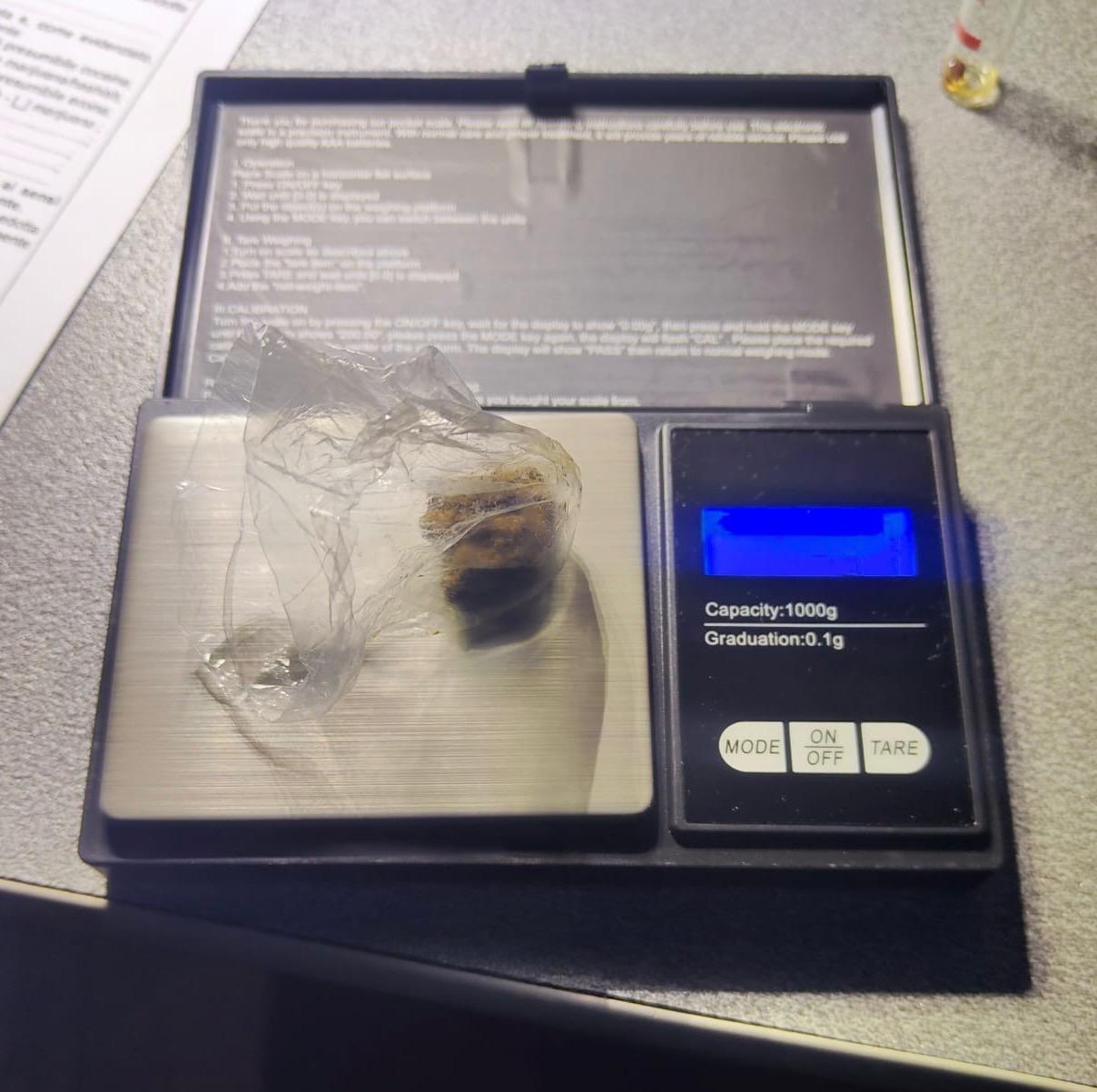 Fuma uno spinello in auto, 19enne dice “addio” alla patente: trovata altra droga