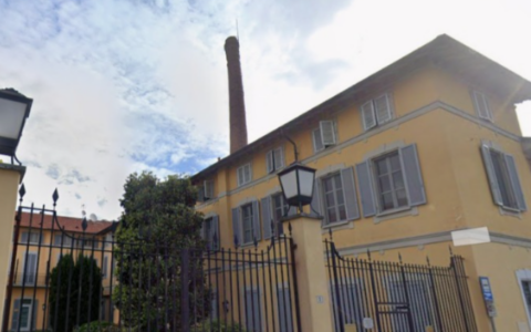 Niente da fare: la storica ciminiera dell’ex caseificio Invernizzi sarà demolita