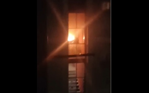 Cortocircuito e poi l’esplosione: il video dell’incendio provocato da un monopattino in carica