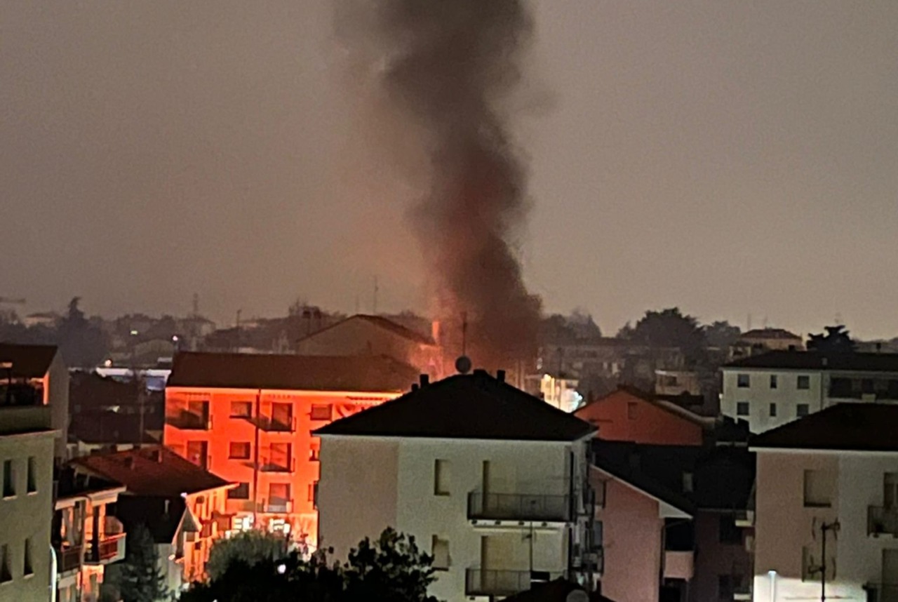 Alba di fuoco: piromane incendia sette auto in trenta minuti