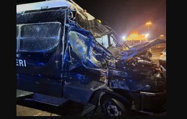 Furgone dei Carabinieri colpito da un’auto si ribalta e sbatte contro il guardrail: dieci militari feriti