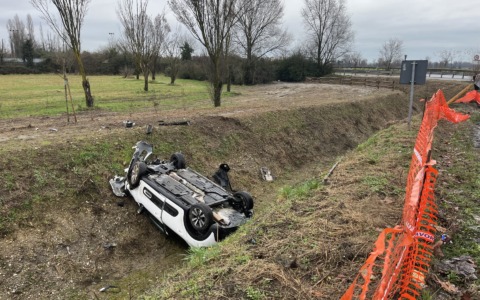 Sfonda la recinzione con l’auto e si ribalta in un fosso: ferita una 47enne