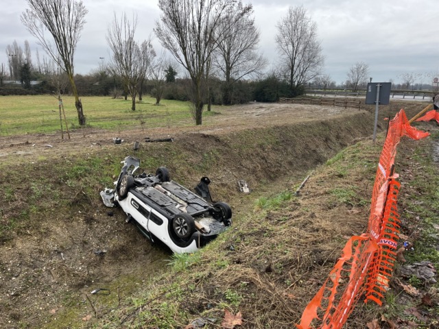 Sfonda la recinzione con l’auto e si ribalta in un fosso: ferita una 47enne