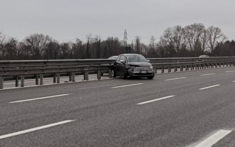 Auto sbatte contro il guardrail e va in testacoda: a bordo anche un bimbo di 4 anni portato in ospedale