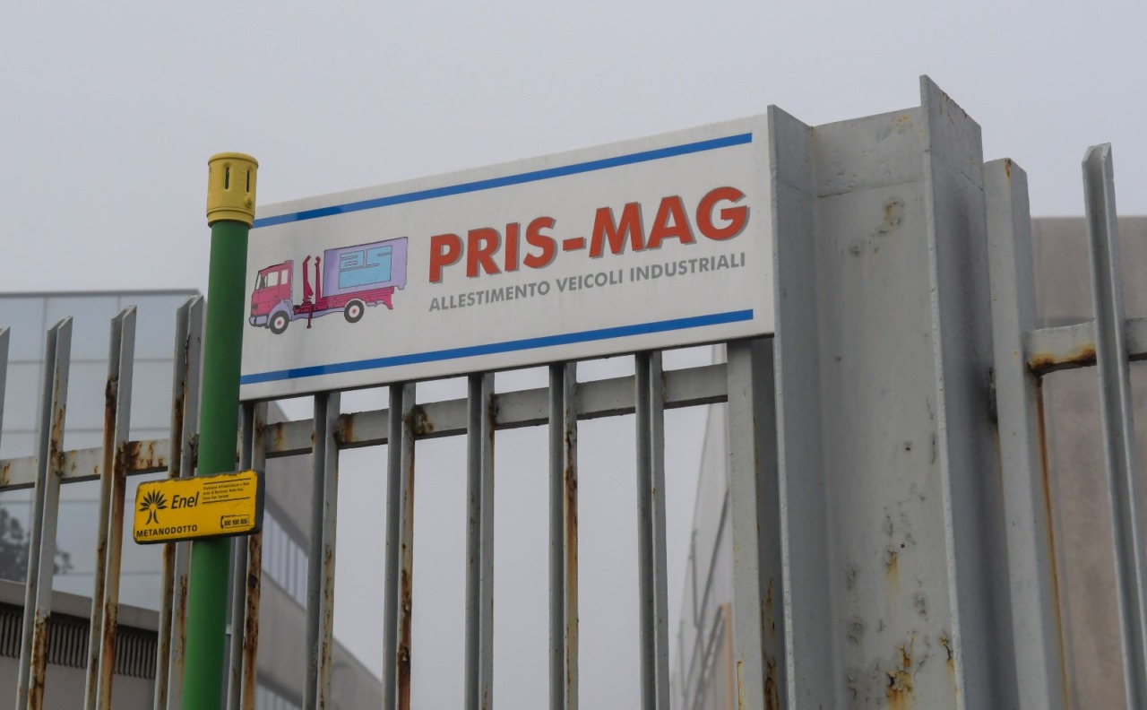 Incidente mortale sul lavoro: non ce l’ha fatta il 57enne schiacciato dalle lastre di metallo