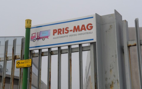 Incidente mortale sul lavoro: non ce l’ha fatta il 57enne schiacciato dalle lastre di metallo