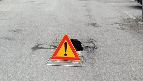 Si apre un buco per un cedimento: strada chiusa per i lavori di ripristino