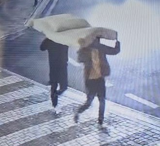 Materasso abbandonato in strada. Responsabili multati di 1000 euro, a testa