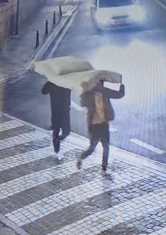 Materasso abbandonato in strada. Responsabili multati di 1000 euro, a testa