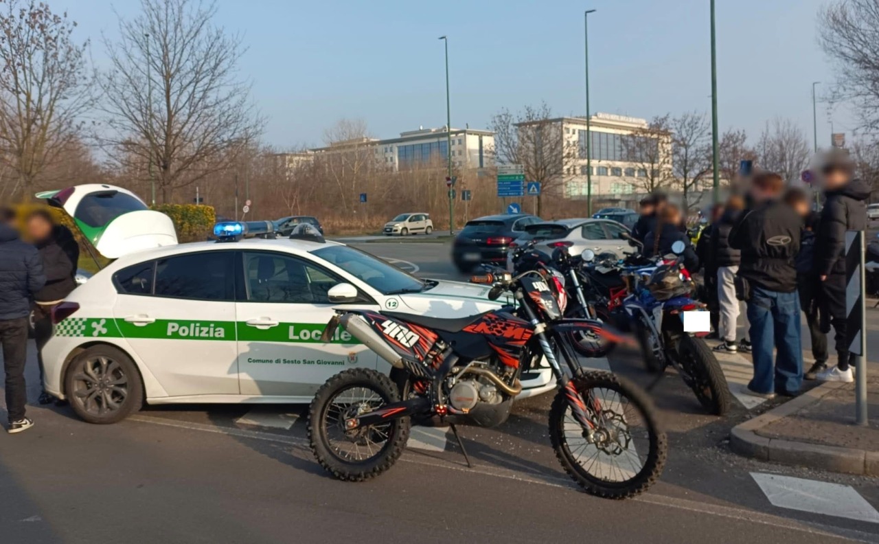 Motoraduno non autorizzato di giovani fermato sul nascere: scattano multe e sequestri