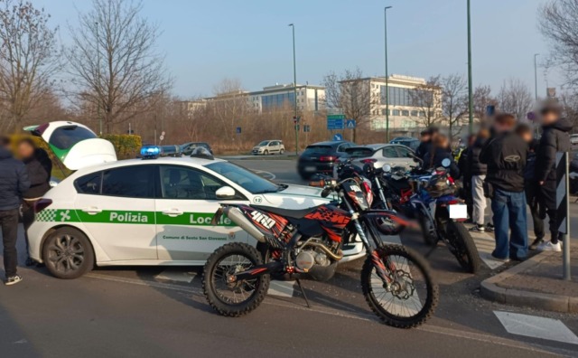 Motoraduno non autorizzato di giovani fermato sul nascere: scattano multe e sequestri