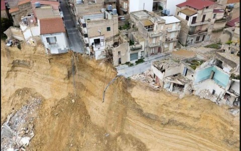 Ha una casa a Niscemi e la offre gratis a una famiglia di sfollati