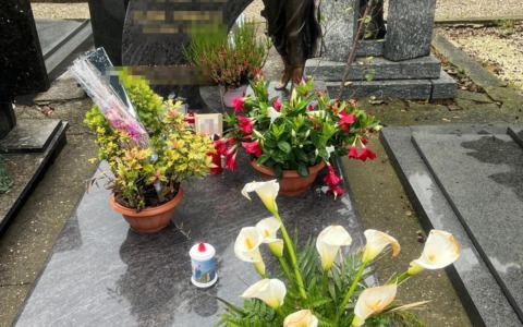 Predoni scatenati: razziate le tombe del cimitero